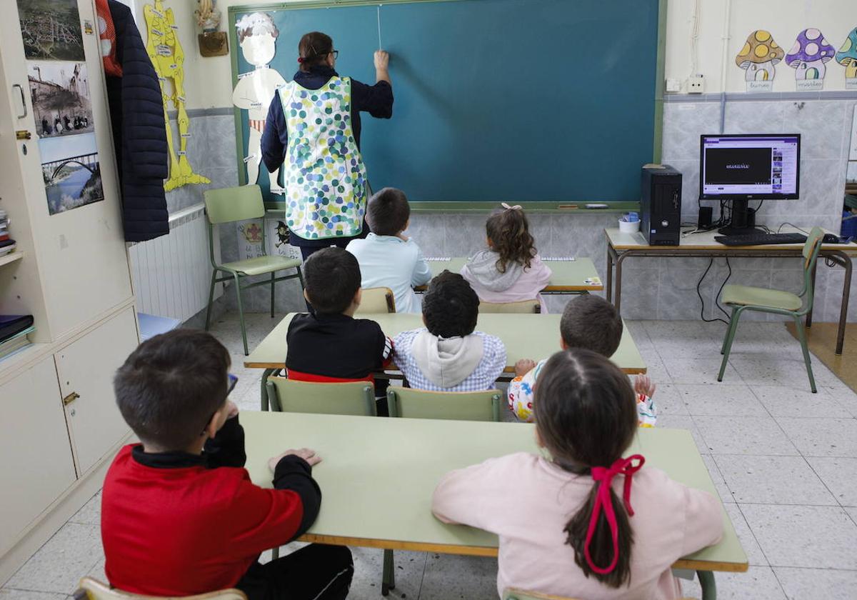 Alumnos atiende durante la explicación de una docente.