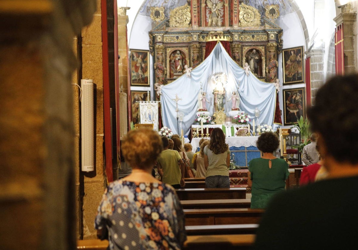 Imagen de archivo de la iglesia de Almoharín, donde ejerce un cura condenado por corrupción de menores.