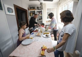 Una familia numerosa en su domicilio en Cáceres.