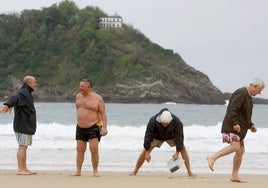 Jubilados de viaje en una playa del norte de España.