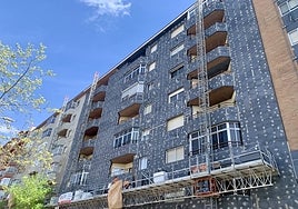 Estado actual de la fachada del Residencial Juan XXIII, cubierta por los andamios para una obra que ha logrado 1,2 millones en ayudas.