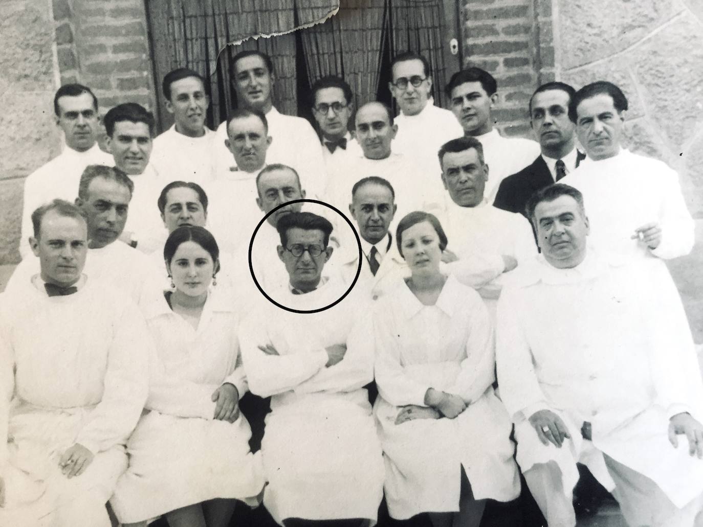 Eliseo de Buen, señalado con un círculo, con sus compañeros del Instituto Nacional Antipalúdico de Navalmoral de la Mata que él dirigió. Durante la Guerra Civil el centro se convirtió en hospital de campaña y Eliseo atendió aquí a combatientes de los dos bandos.