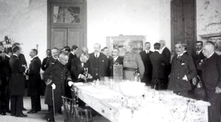 Inauguración en 1917 del Laboratorio Oceanográfico de Vigo. Odón es la persona que mira por el microscopio. Tres años antes fundó el Instituto Español de Oceanografía.