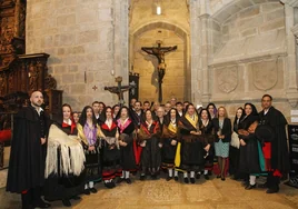 Miembros de la asociación El Redoble junto a María Dolores Sevilla y los responsables de la cofradía del Cristo Negro en la Concatedral de Cáceres.