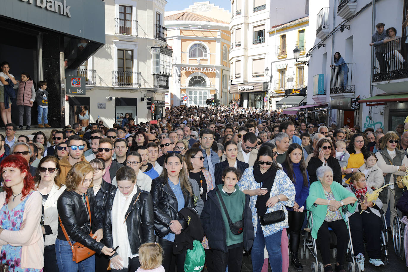 Personas durante la procesión de la Burrina de Cáceres 