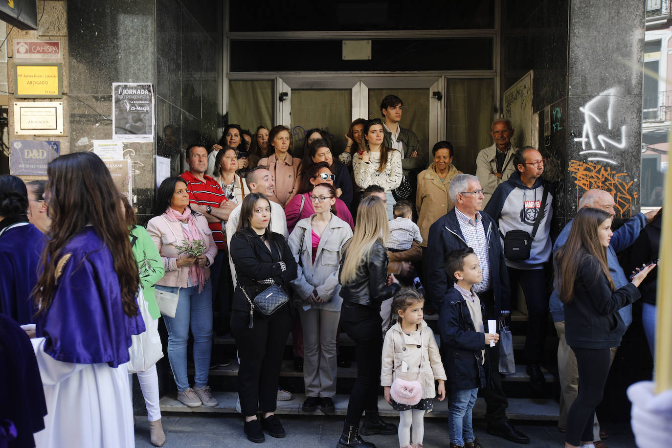 Personas durante la procesión de la Burrina de Cáceres 