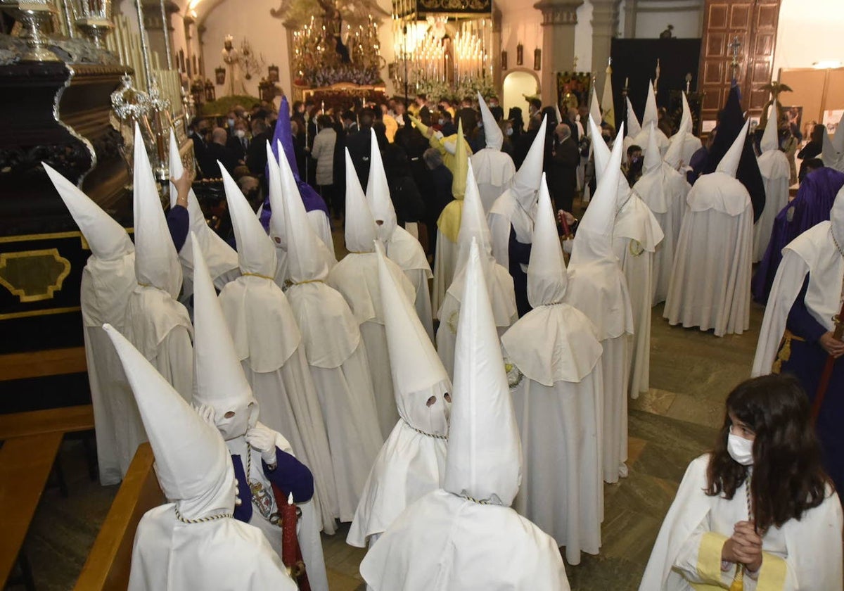 La procesión de 2022 salió a la calle pero pronto debió regresar por la lluvia.