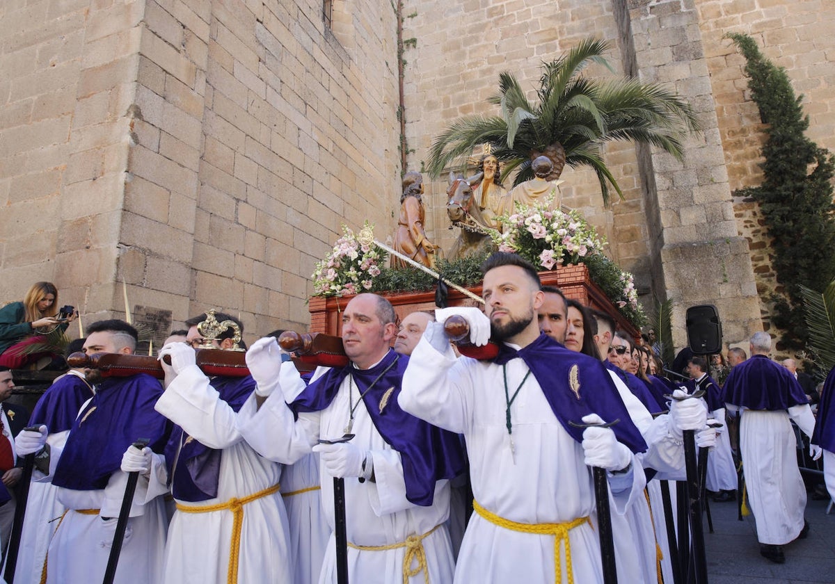 La Burrina atrae a multitudes en un luminoso Domingo de Ramos en Cáceres