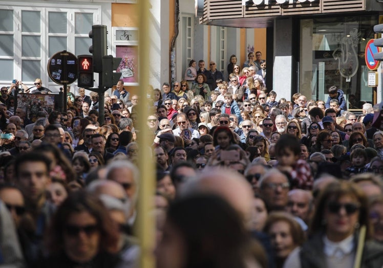 La multitud esperó pacientemente en distintos puntos de la ciudad el paso de la procesión.