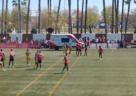 Las asistencias atienden a un espectador indispuesto en el Montijo-Alcorcón