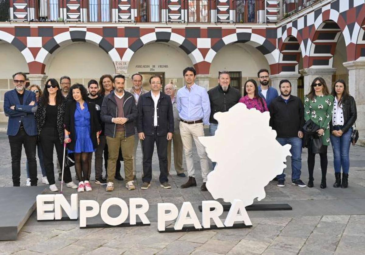 Guillermo Fernández Vara, acompañado de miembros de la candidatura de los socialistas pacenses, en el acto este lunes en la Plaza Alta de Badajoz.