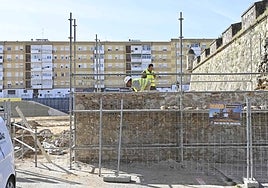 Los operarios reconstruyendo la muralla de Badajoz.