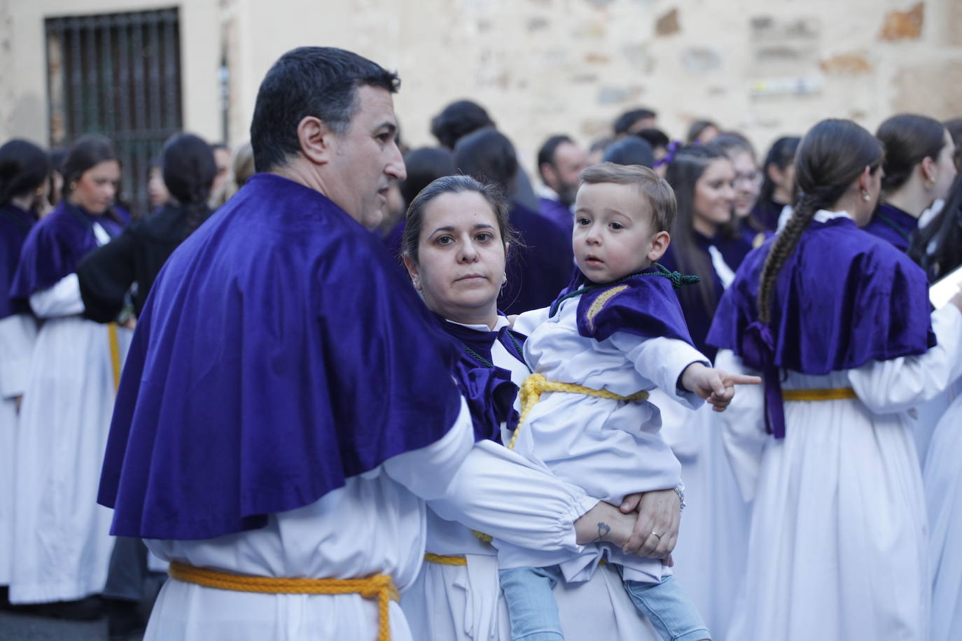 Cofradía de los Ramos con la imagen del Cristo de la Buena Muerte (siglo XVII) y de la Virgen de la Esperanza (1949). La procesión ha partido desde la parroquia de San Juan.