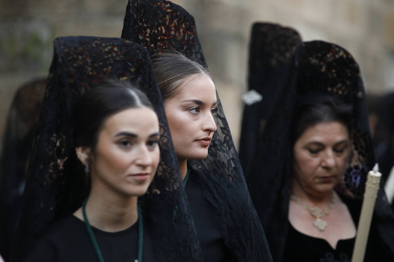 Cofradía de los Ramos con la imagen del Cristo de la Buena Muerte (siglo XVII) y de la Virgen de la Esperanza (1949). La procesión ha partido desde la parroquia de San Juan.