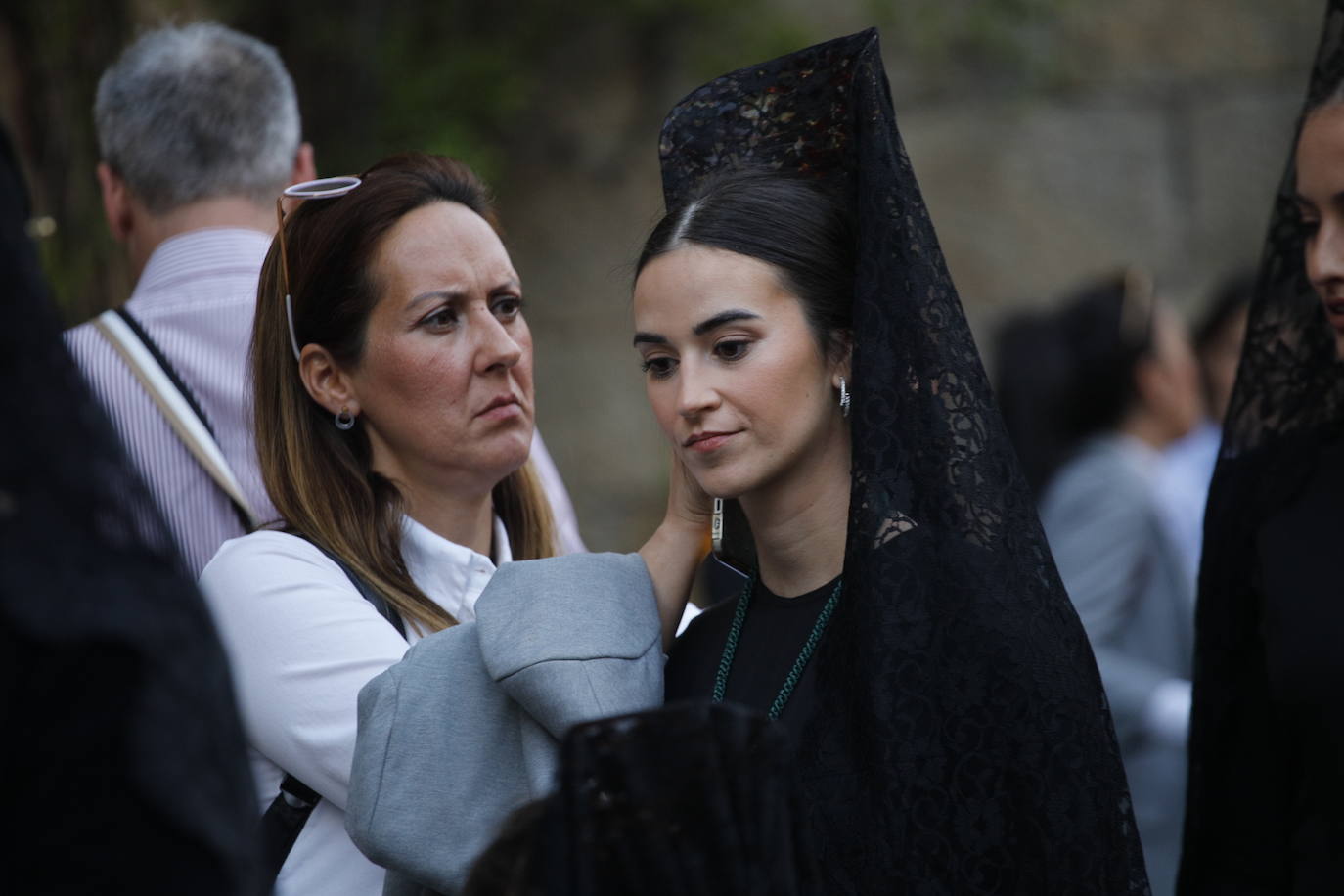 Cofradía de los Ramos con la imagen del Cristo de la Buena Muerte (siglo XVII) y de la Virgen de la Esperanza (1949). La procesión ha partido desde la parroquia de San Juan.