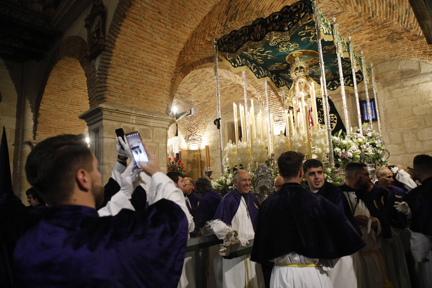 Cofradía de los Ramos con la imagen del Cristo de la Buena Muerte (siglo XVII) y de la Virgen de la Esperanza (1949). La procesión ha partido desde la parroquia de San Juan.