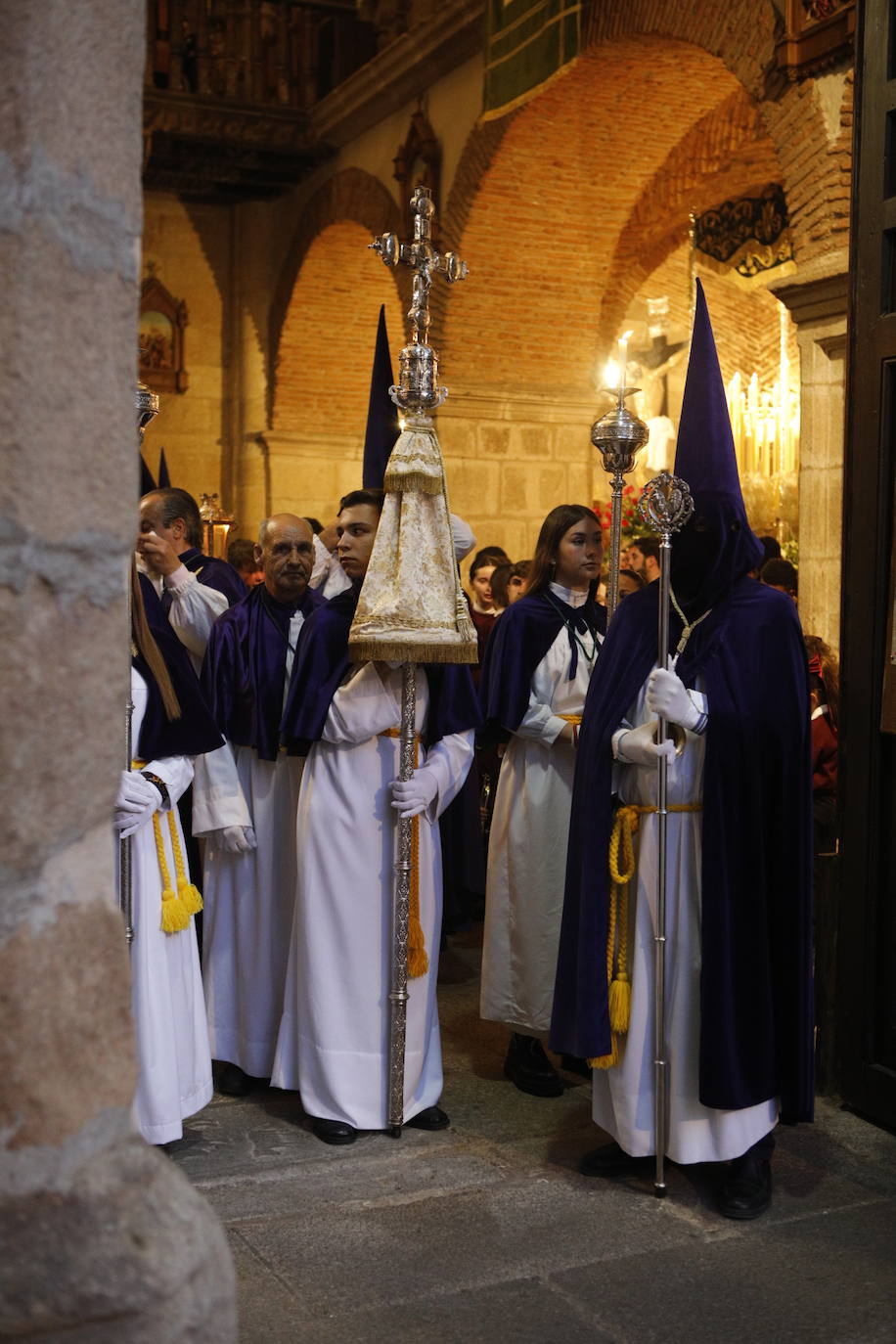 Cofradía de los Ramos con la imagen del Cristo de la Buena Muerte (siglo XVII) y de la Virgen de la Esperanza (1949). La procesión ha partido desde la parroquia de San Juan.
