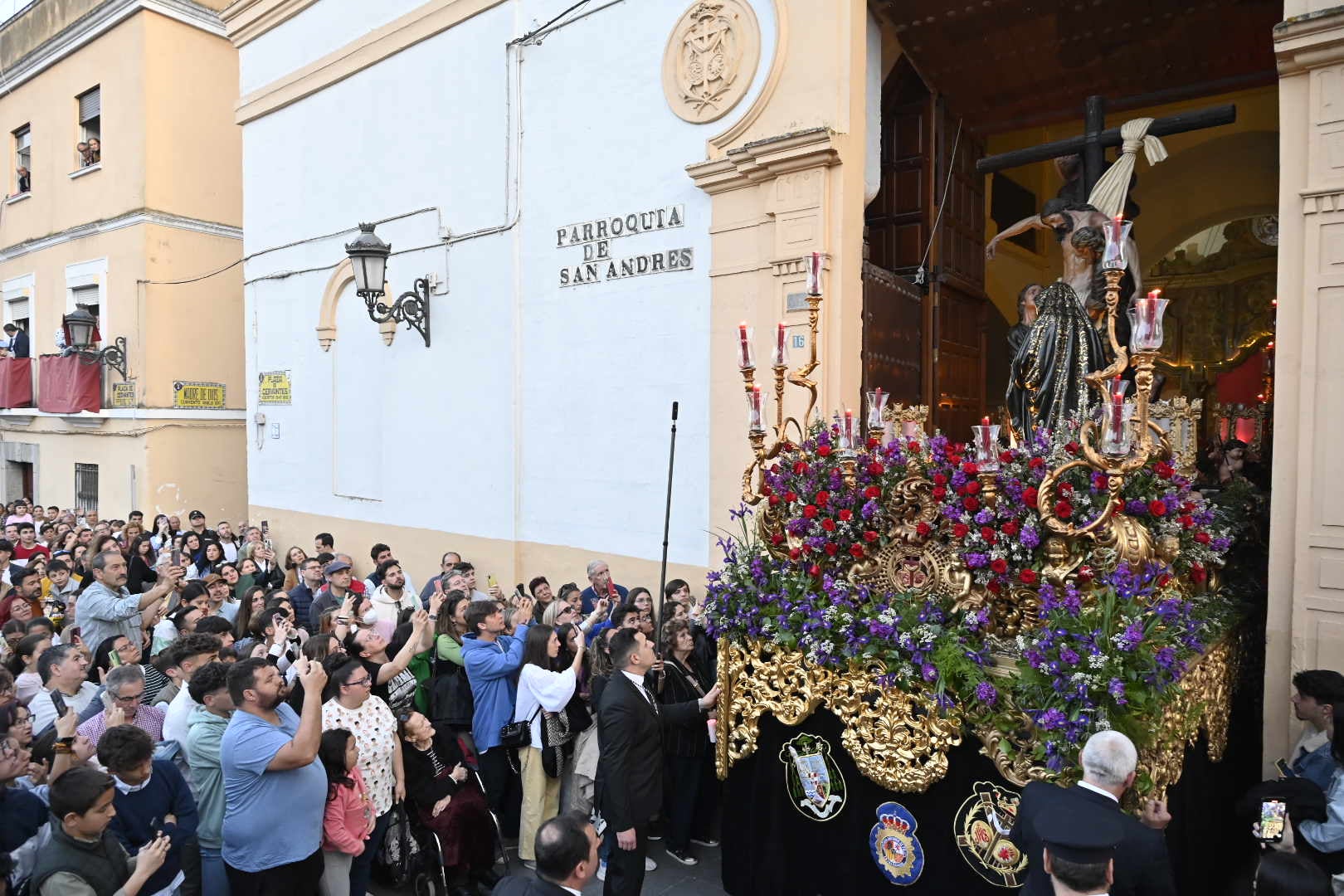 El conjunto escultórico de Castillo Lastrucci volvió a desfilar espectacular en una noche que reunió en la calle a la hermandad de San Andrés y a la de Santo Domingo