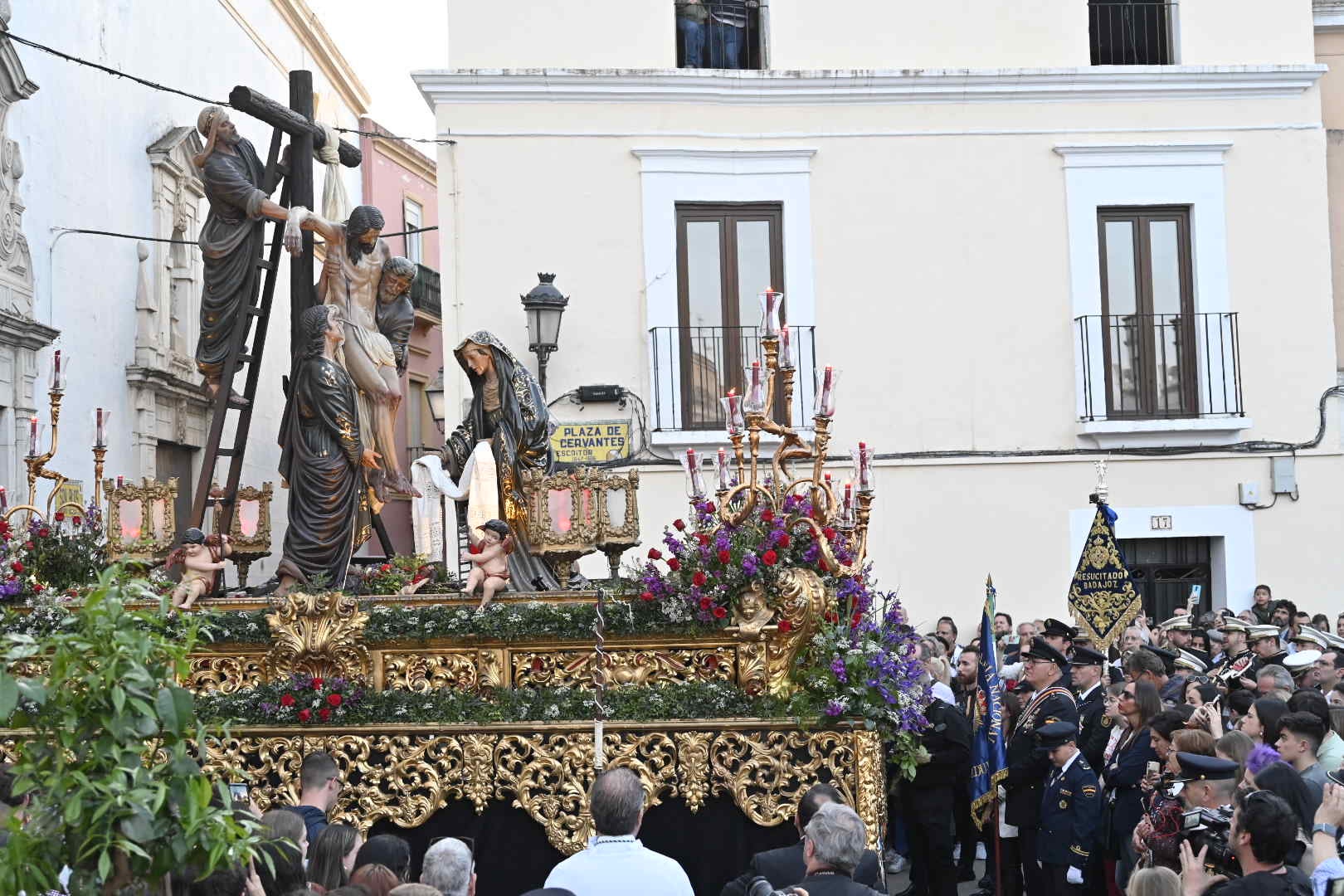 El conjunto escultórico de Castillo Lastrucci volvió a desfilar espectacular en una noche que reunió en la calle a la hermandad de San Andrés y a la de Santo Domingo
