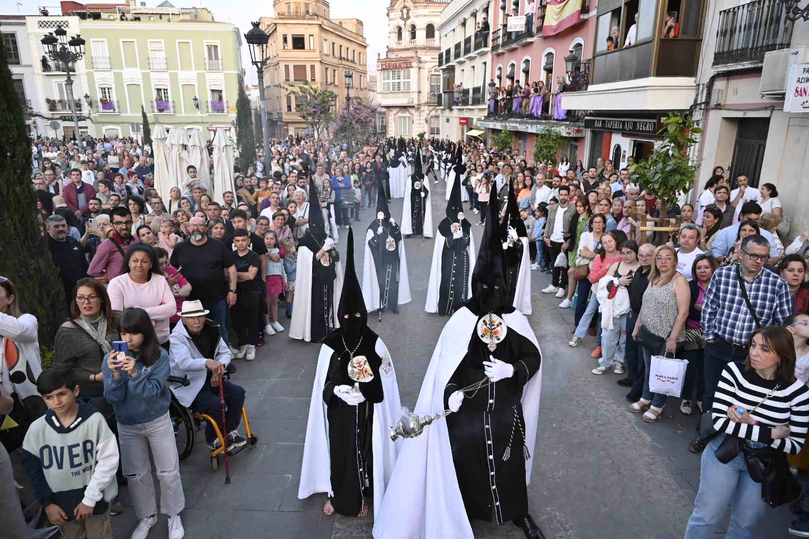 El conjunto escultórico de Castillo Lastrucci volvió a desfilar espectacular en una noche que reunió en la calle a la hermandad de San Andrés y a la de Santo Domingo