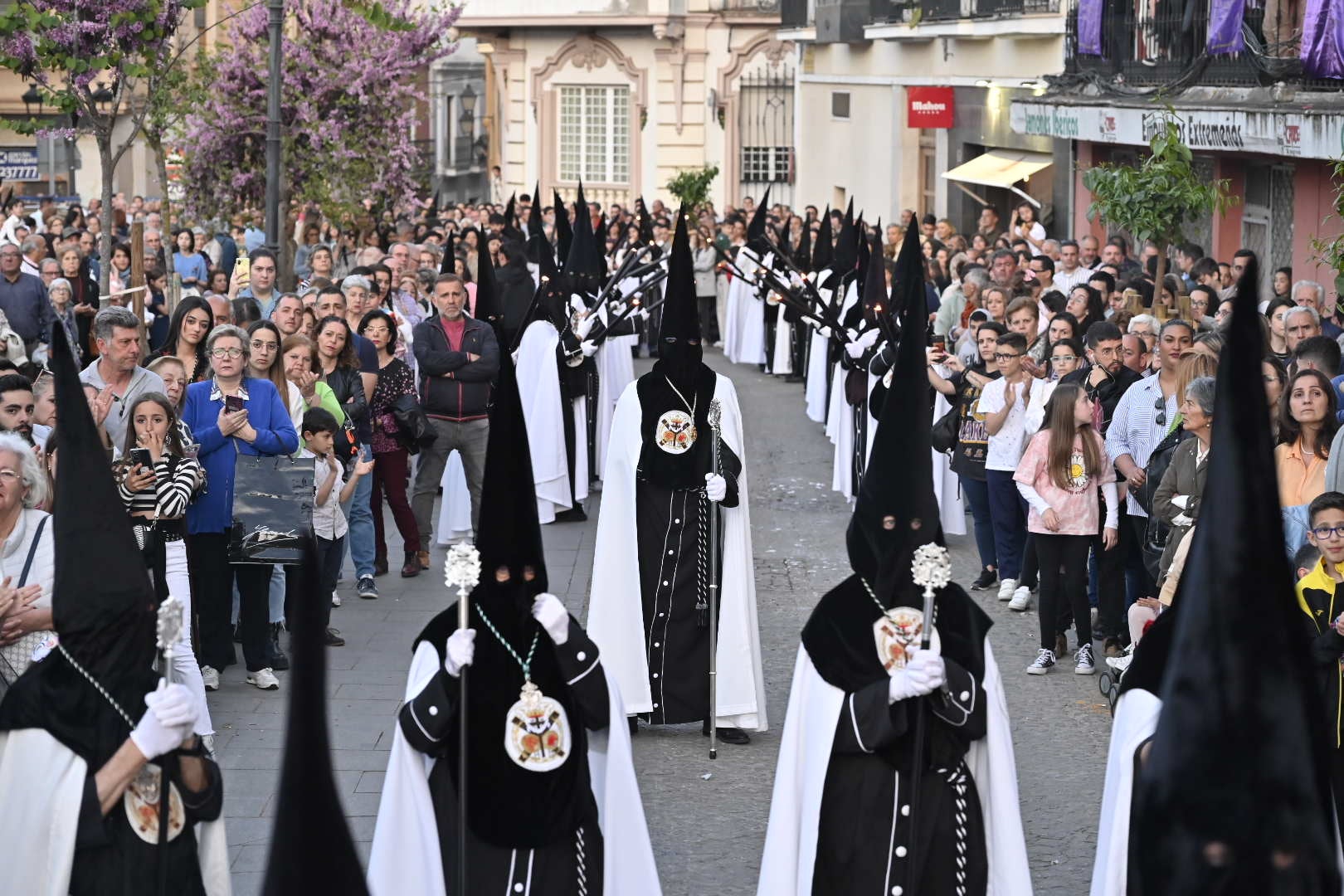 El conjunto escultórico de Castillo Lastrucci volvió a desfilar espectacular en una noche que reunió en la calle a la hermandad de San Andrés y a la de Santo Domingo