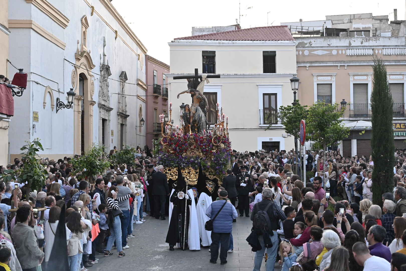 El conjunto escultórico de Castillo Lastrucci volvió a desfilar espectacular en una noche que reunió en la calle a la hermandad de San Andrés y a la de Santo Domingo