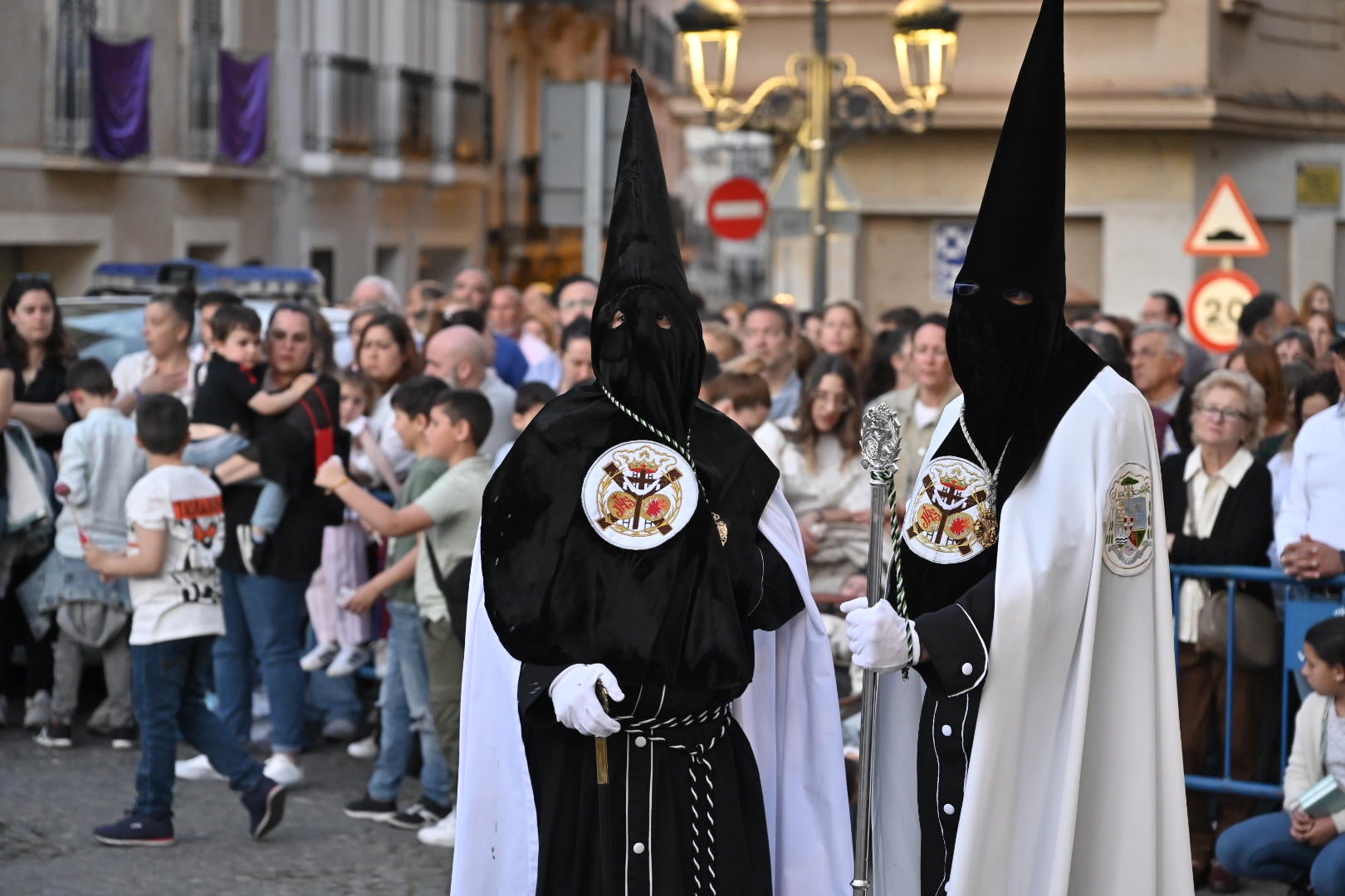 El conjunto escultórico de Castillo Lastrucci volvió a desfilar espectacular en una noche que reunió en la calle a la hermandad de San Andrés y a la de Santo Domingo