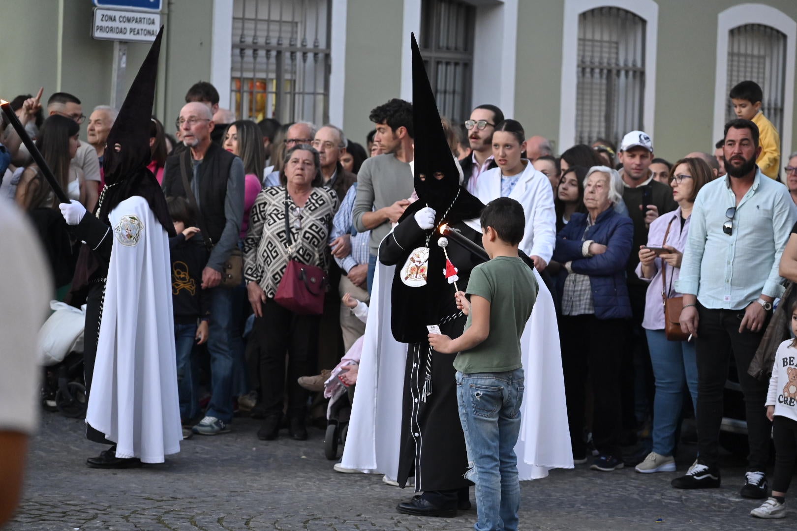 El conjunto escultórico de Castillo Lastrucci volvió a desfilar espectacular en una noche que reunió en la calle a la hermandad de San Andrés y a la de Santo Domingo
