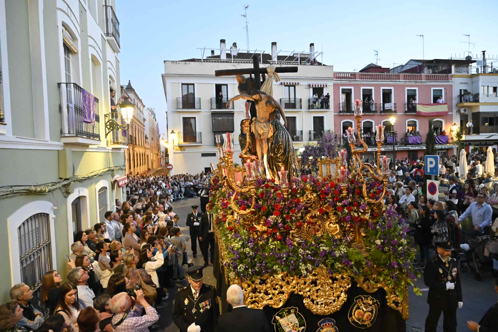 El conjunto escultórico de Castillo Lastrucci volvió a desfilar espectacular en una noche que reunió en la calle a la hermandad de San Andrés y a la de Santo Domingo