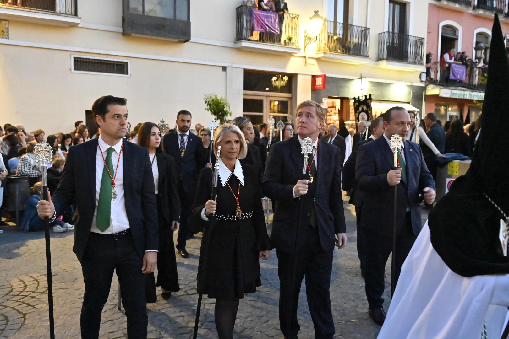 El conjunto escultórico de Castillo Lastrucci volvió a desfilar espectacular en una noche que reunió en la calle a la hermandad de San Andrés y a la de Santo Domingo