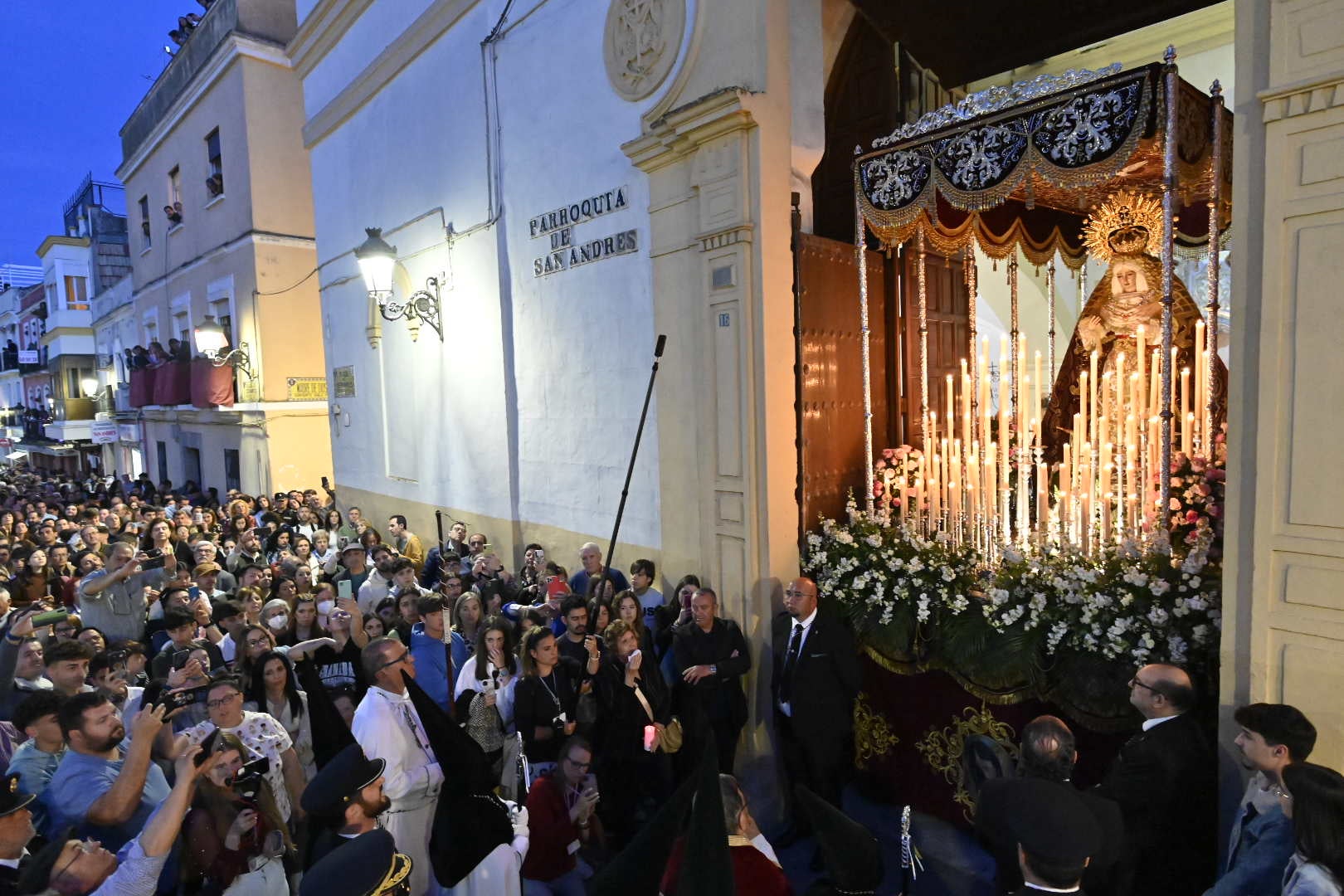 Salida de Nuestra Señora de la Esperanza desde la parroquia de San Andrés