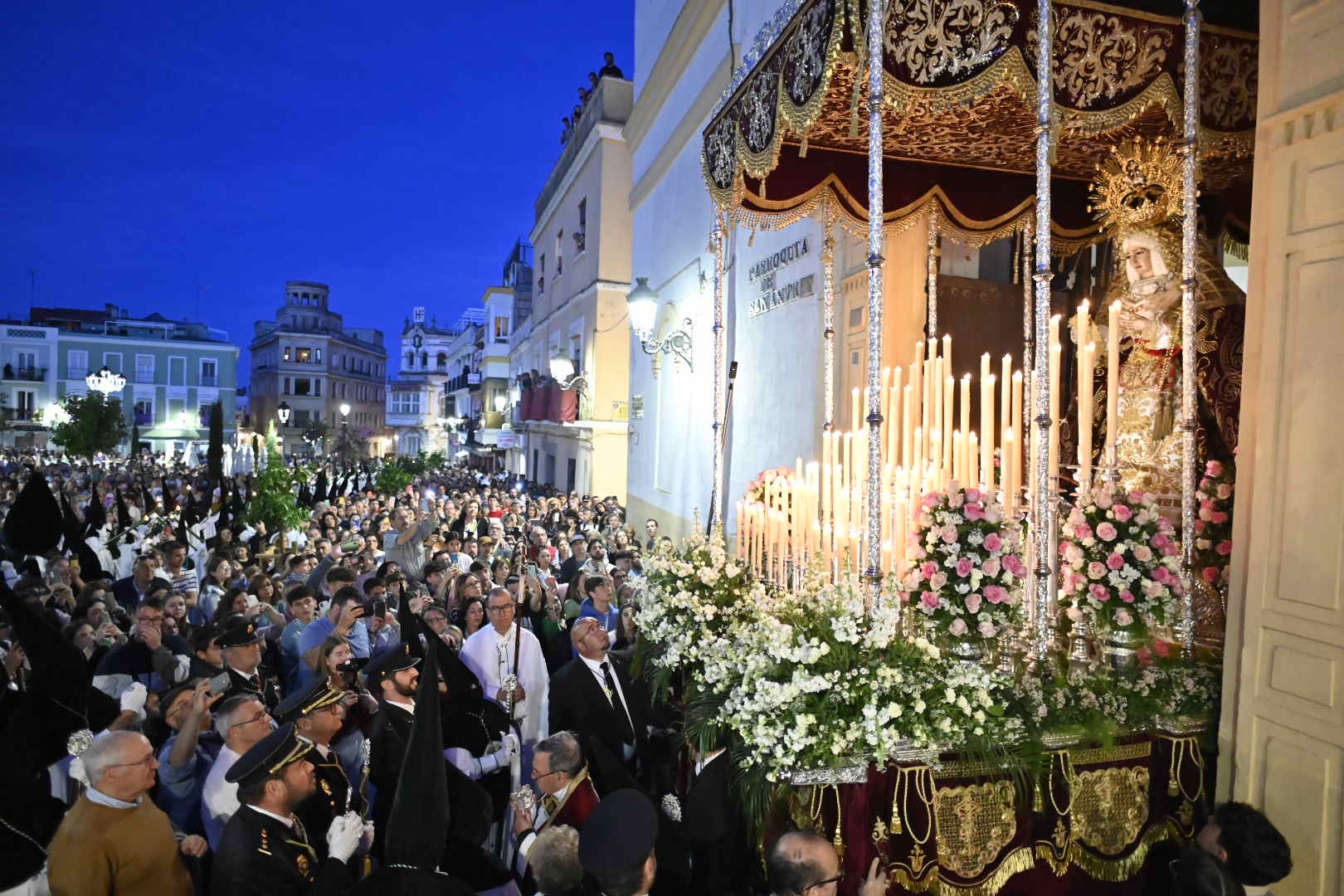 Salida de Nuestra Señora de la Esperanza desde la parroquia de San Andrés