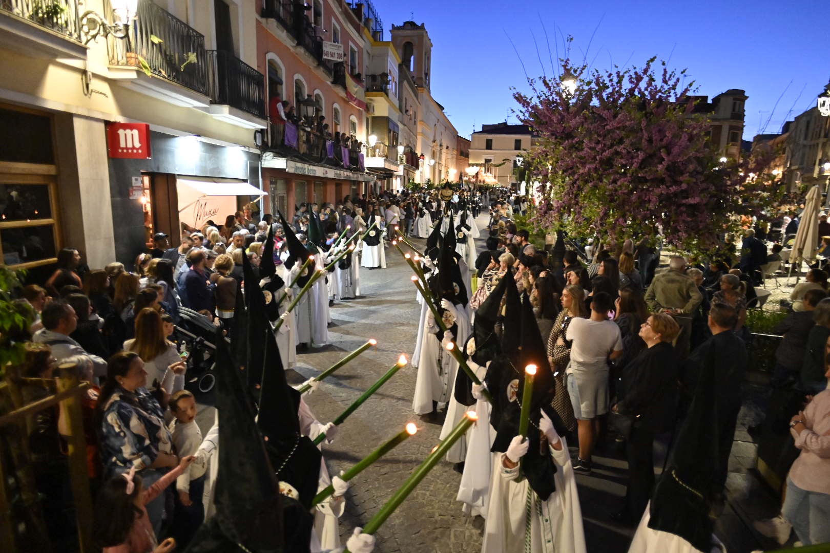 El conjunto escultórico de Castillo Lastrucci volvió a desfilar espectacular en una noche que reunió en la calle a la hermandad de San Andrés y a la de Santo Domingo