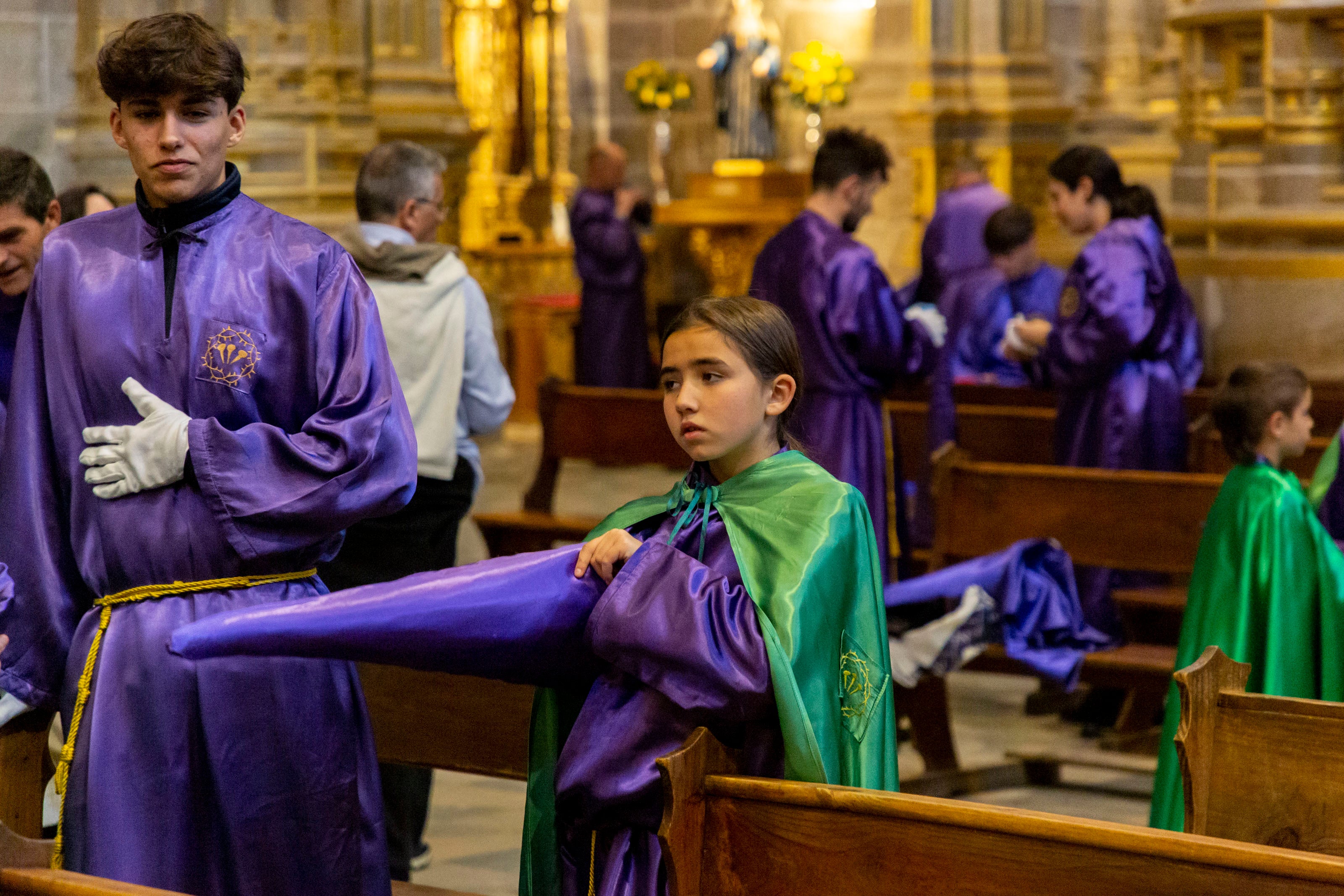 Este Miércoles Santo han sido cientos de personas las congregadas para ver la esperada y tradicional salida y hacerlo con devoción y silencio ante el Nazareno, la imagen más venerada en la ciudad junto con la patrona, la Virgen del Puerto