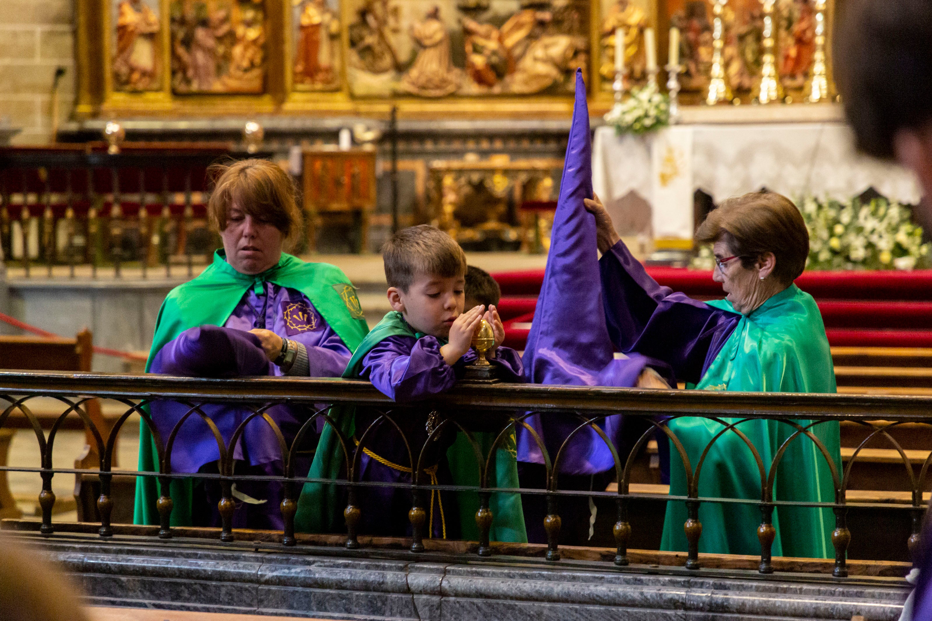 Este Miércoles Santo han sido cientos de personas las congregadas para ver la esperada y tradicional salida y hacerlo con devoción y silencio ante el Nazareno, la imagen más venerada en la ciudad junto con la patrona, la Virgen del Puerto