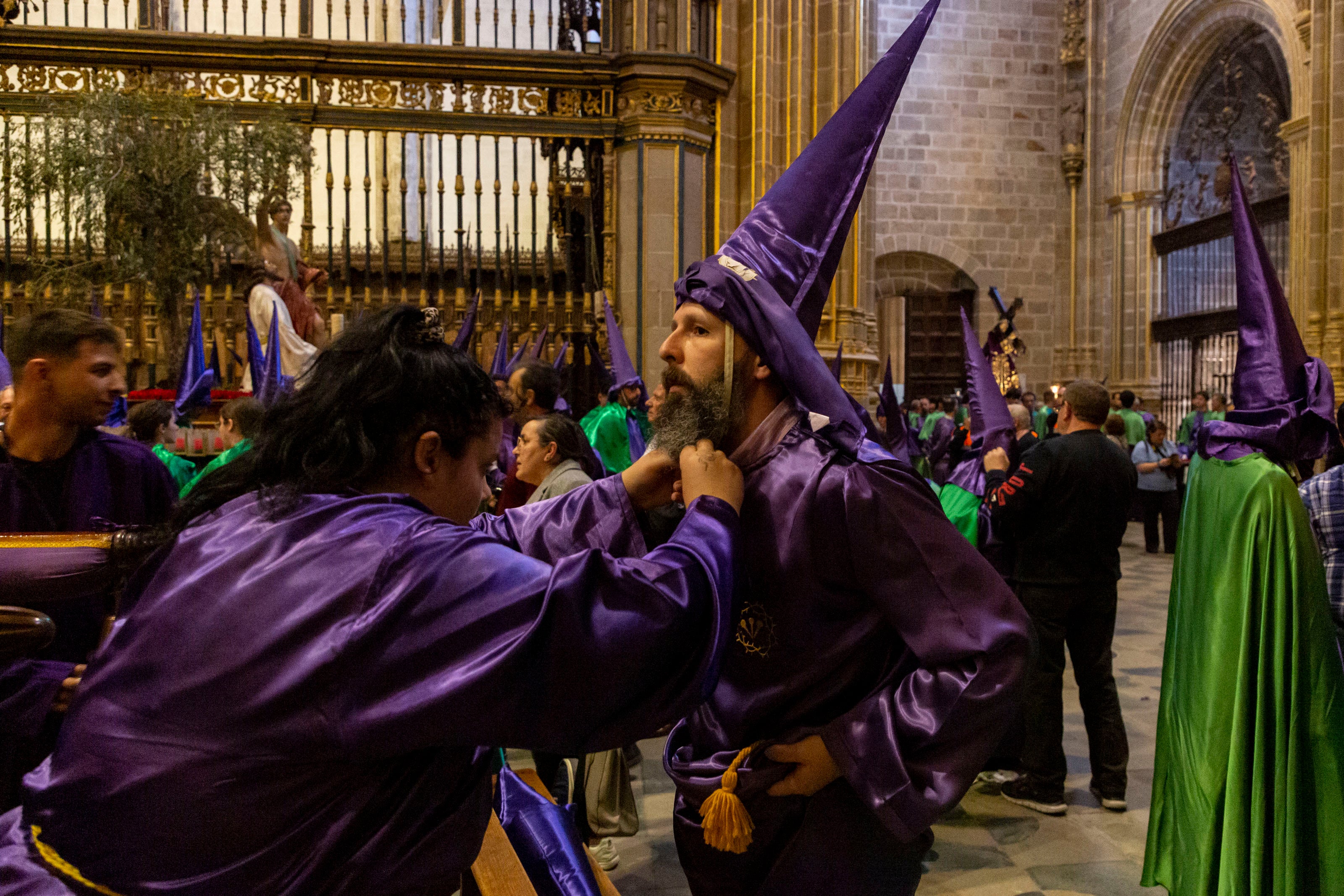 Este Miércoles Santo han sido cientos de personas las congregadas para ver la esperada y tradicional salida y hacerlo con devoción y silencio ante el Nazareno, la imagen más venerada en la ciudad junto con la patrona, la Virgen del Puerto