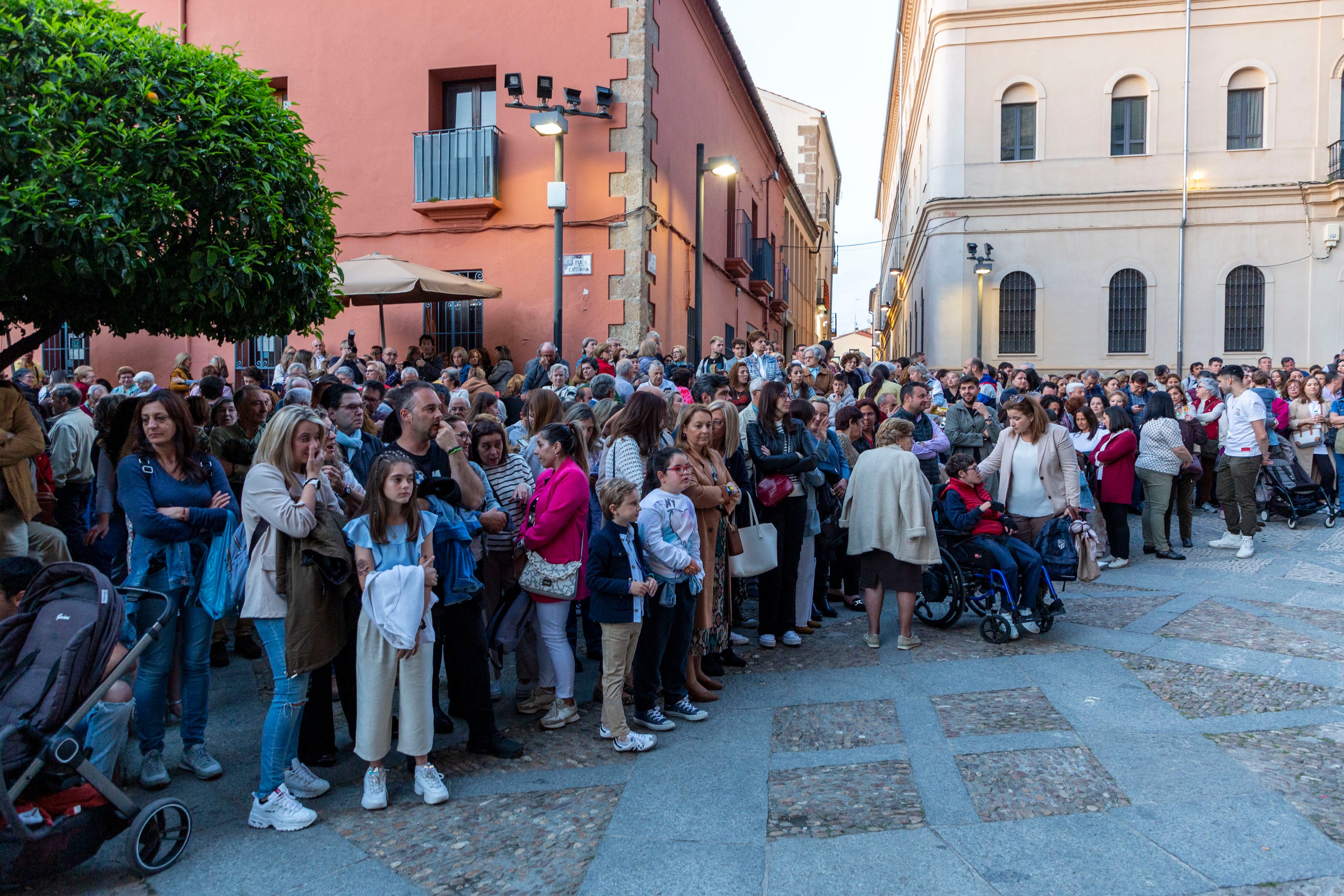 Este Miércoles Santo han sido cientos de personas las congregadas para ver la esperada y tradicional salida y hacerlo con devoción y silencio ante el Nazareno, la imagen más venerada en la ciudad junto con la patrona, la Virgen del Puerto