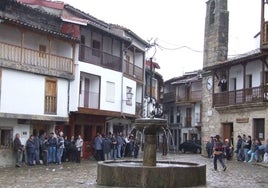 Plaza de Villanueva de la Vera en donde vivía el fallecido que no tuvo hijos en su matrimonio.