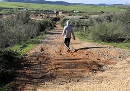 Un joven pasea por uno de los caminos en las inmediaciones de la Sierra de la Mosca.