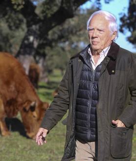 Imagen secundaria 2 - Enrique de Muslera, junto a su ganado vacuno.Es el presidente del consejo rector de las IGP de vacuno. J. M. R.