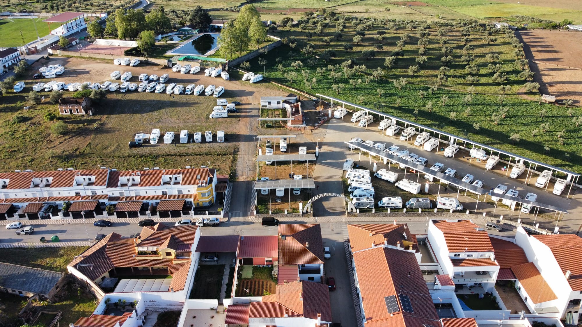 Vista aérea de las carvanas en el recinto ferial de Oliva de la Frontera