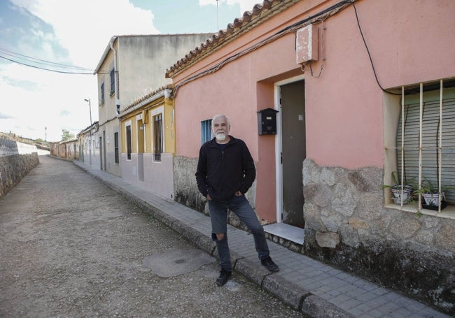 Patxi Cañamero, junto a la puerta de su casa.