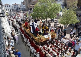 La procesión de la Sagrada Cena a su paso por la Plaza Mayor.