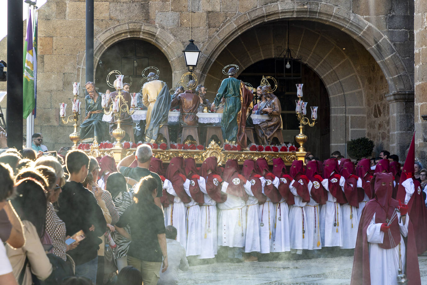 Procesiónj de la Hermandad de la Sagrada Cena en Plasencia este Jueves Santo. 