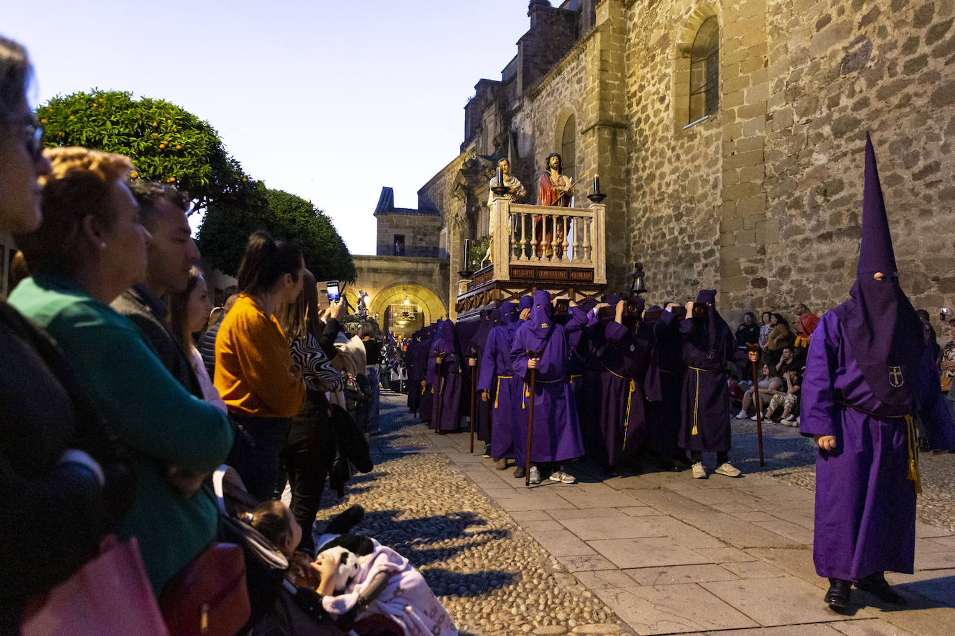 Procesiónj de la Hermandad de la Sagrada Cena en Plasencia este Jueves Santo. 