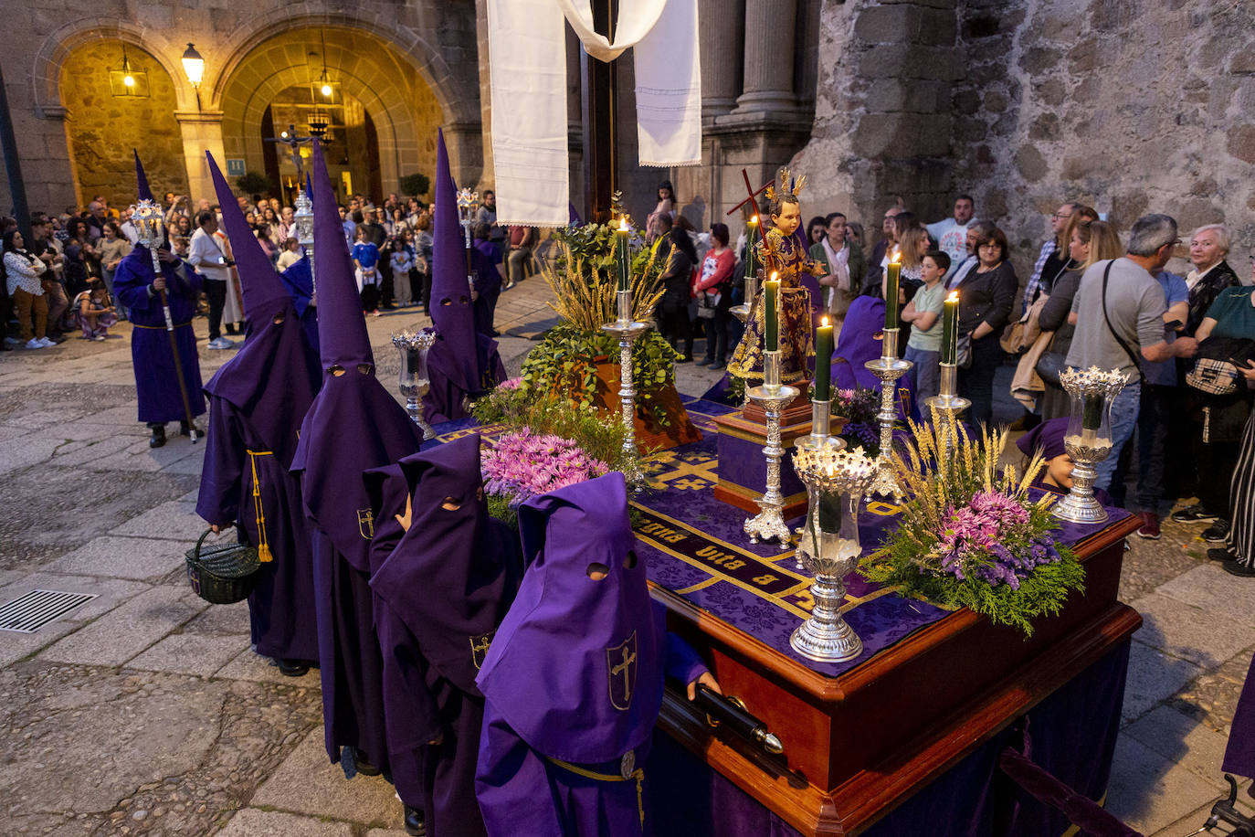 Procesiónj de la Hermandad de la Sagrada Cena en Plasencia este Jueves Santo. 
