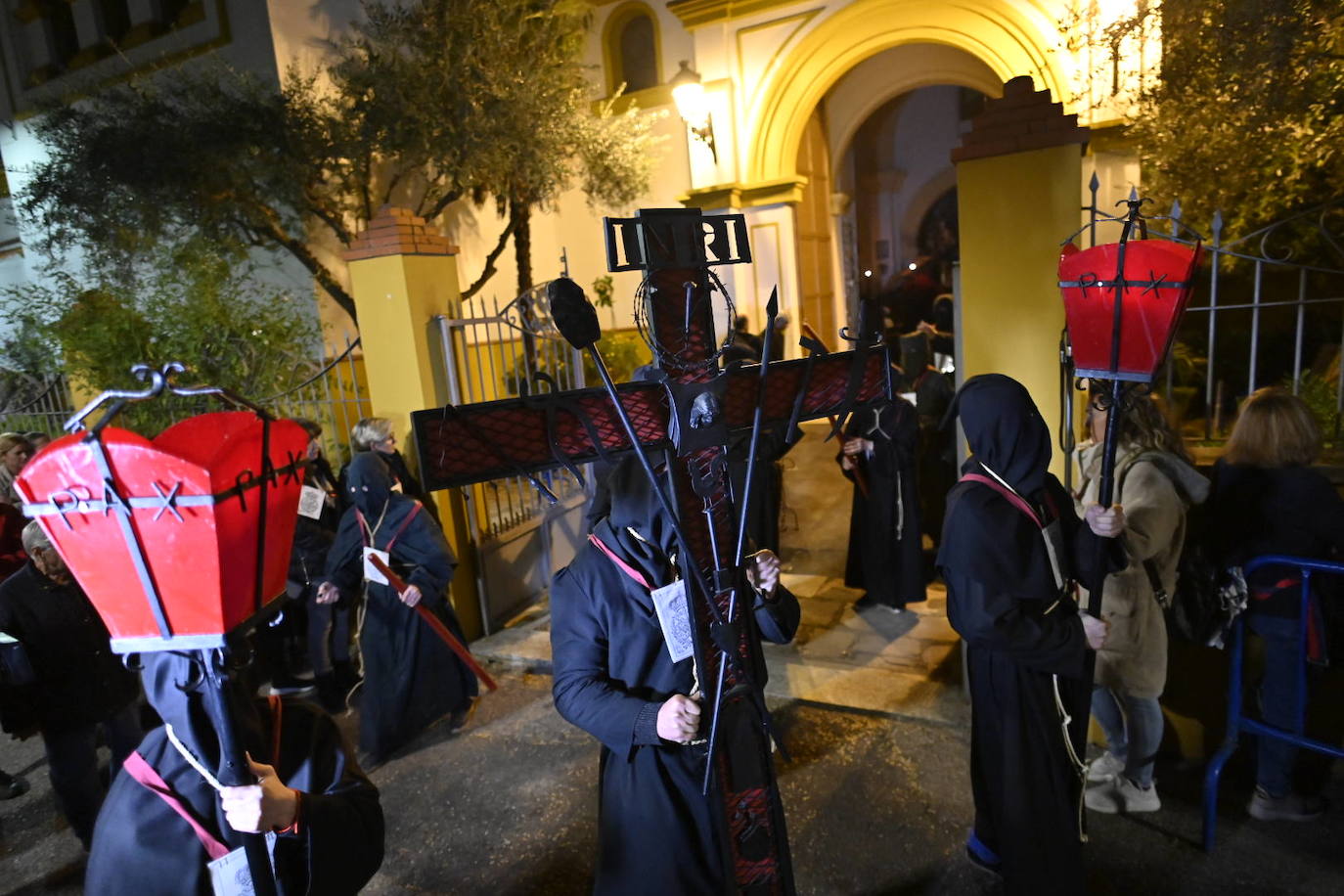 La procesión del Cristo de la Paz de Badajoz, en imágenes