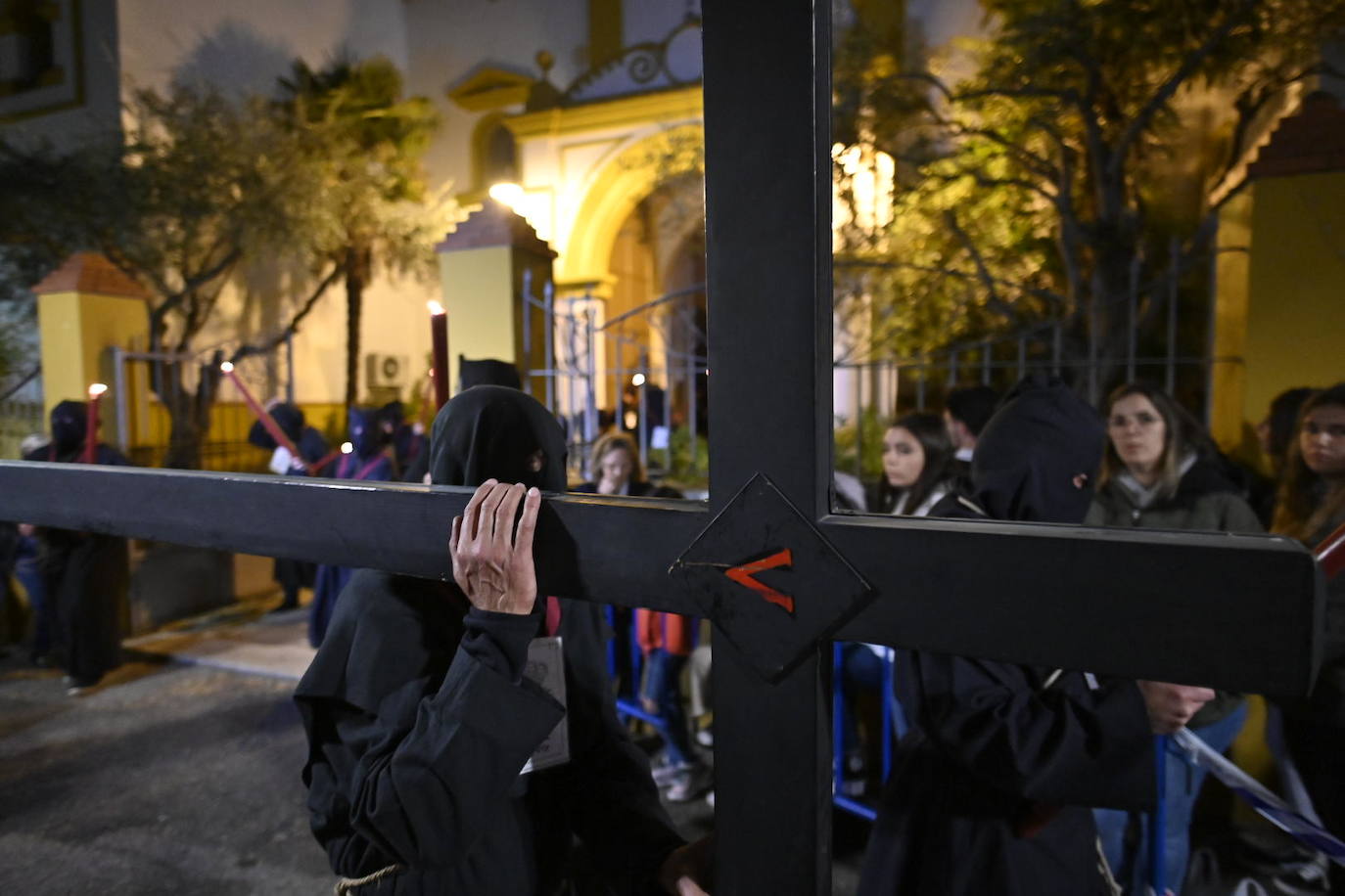 La procesión del Cristo de la Paz de Badajoz, en imágenes