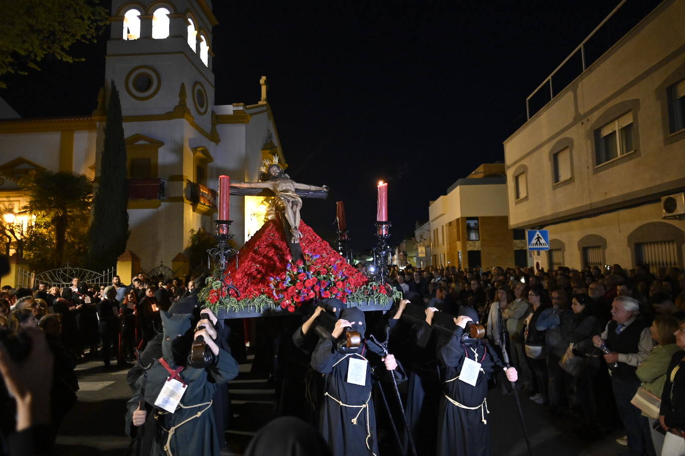 La procesión del Cristo de la Paz de Badajoz, en imágenes