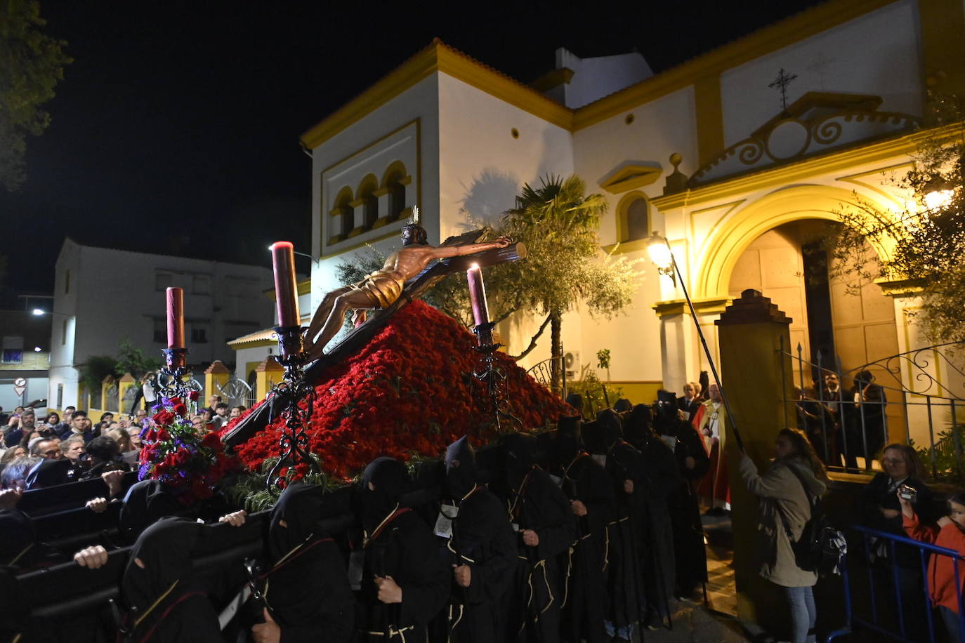 La procesión del Cristo de la Paz de Badajoz, en imágenes